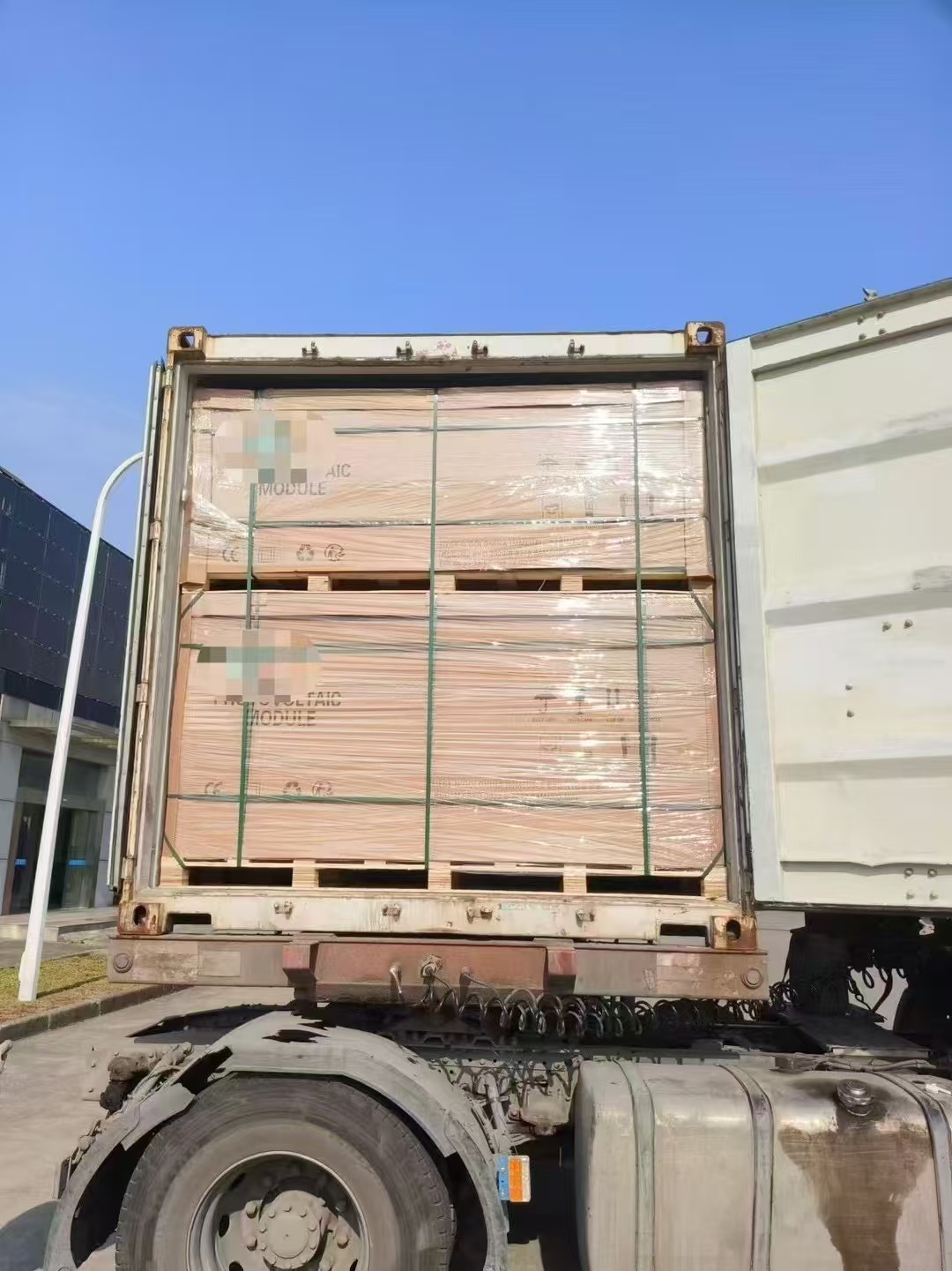 Delivery To Mali OEM 585W Bifacial Solar Panels by 20GP Container