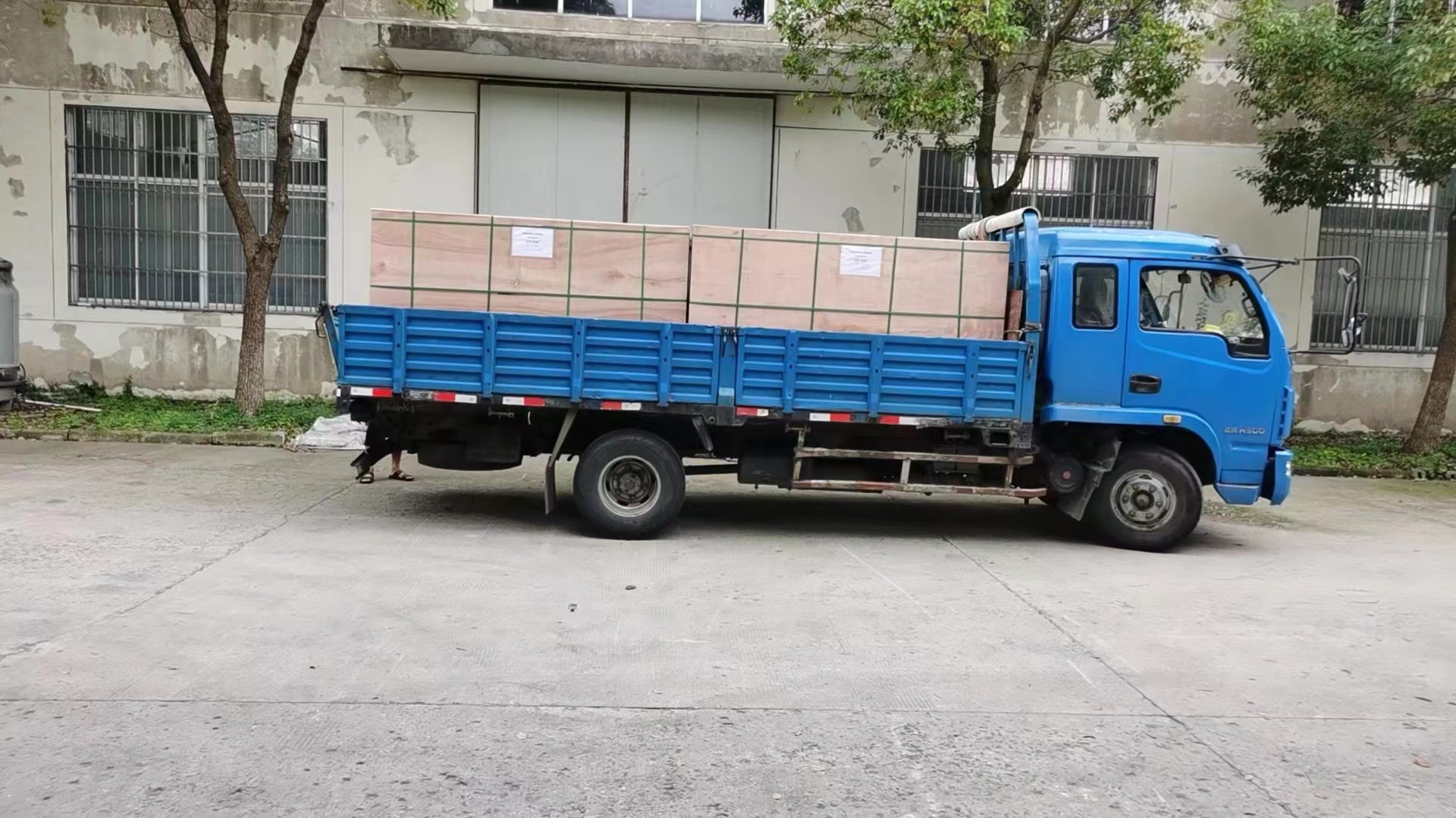 Delivery To Cambodia 550W Solar Panels