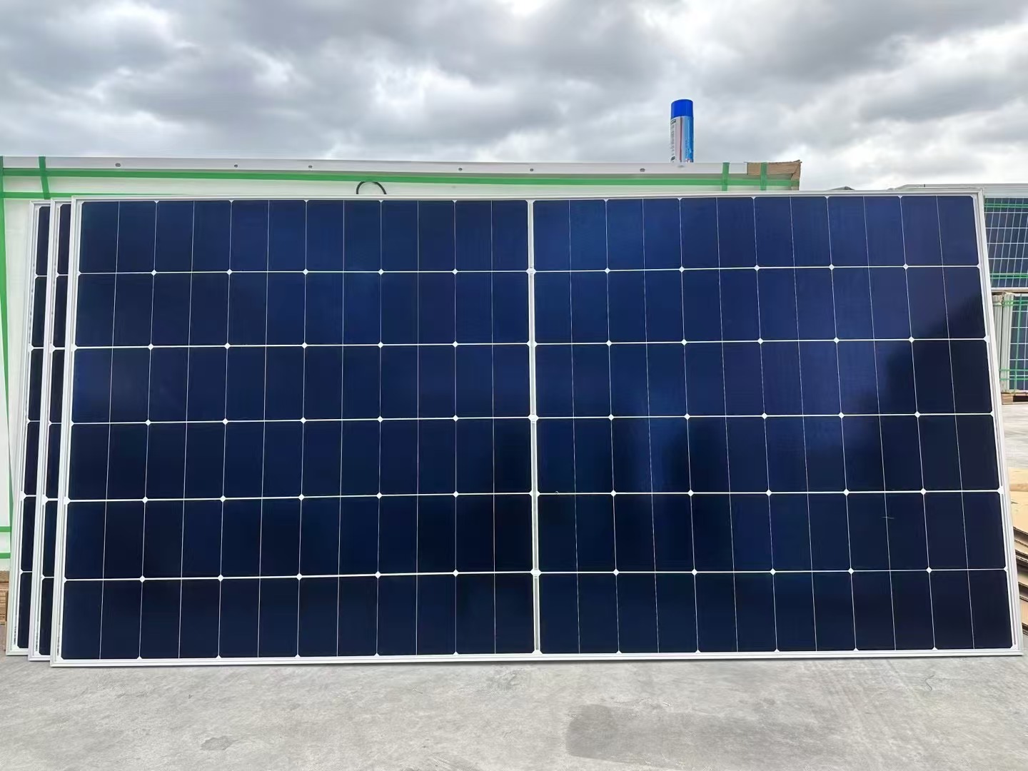 Delivery To Vietnam 580W And 615W Mono Solar Panels, BC Cells by 20GP