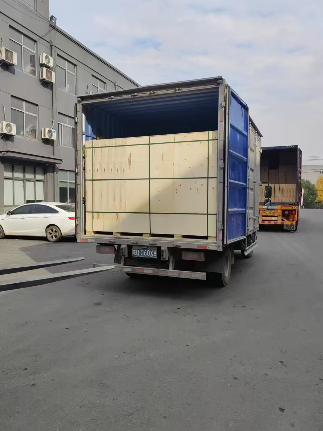 Delivery To Czech Republic 590W Solar Panels with High-voltage MPPT Controller And Solar Accessories, Wooden Package.