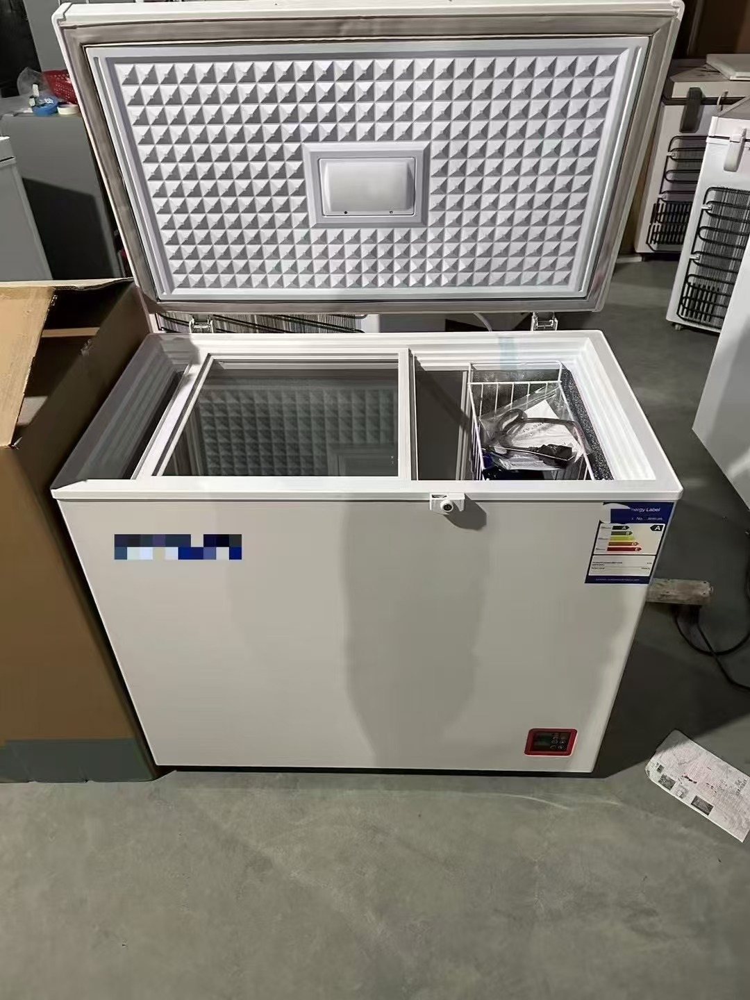 Delivery To Micronesia OEM Solar Chest Freezer Sets with Solar Panels, MPPT, Batteries And Tissue Paper