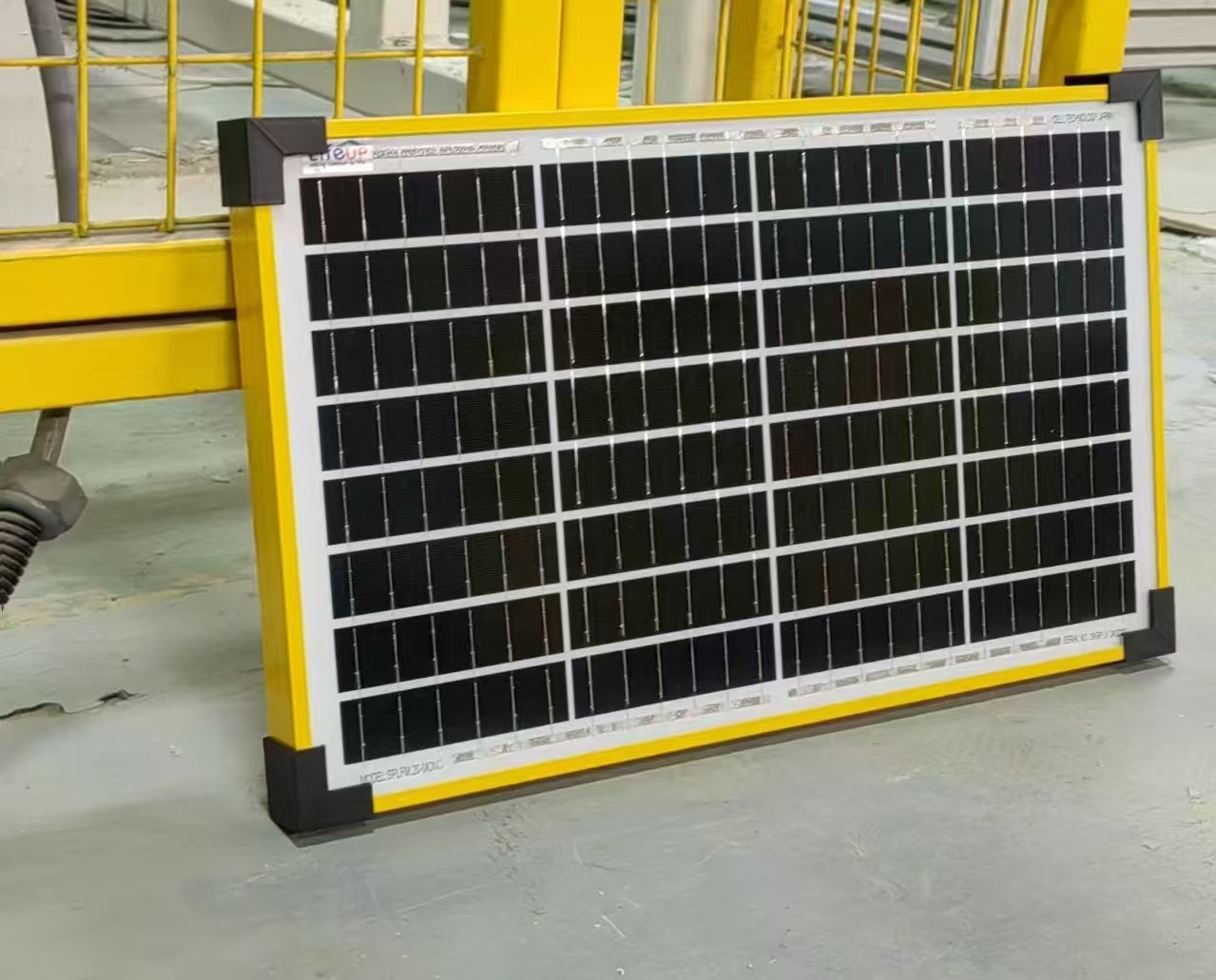 Delivery To Bangladesh OEM 20W-300W Solar Panels with Yellow Frame And White Back Sheet by 40HQ Container